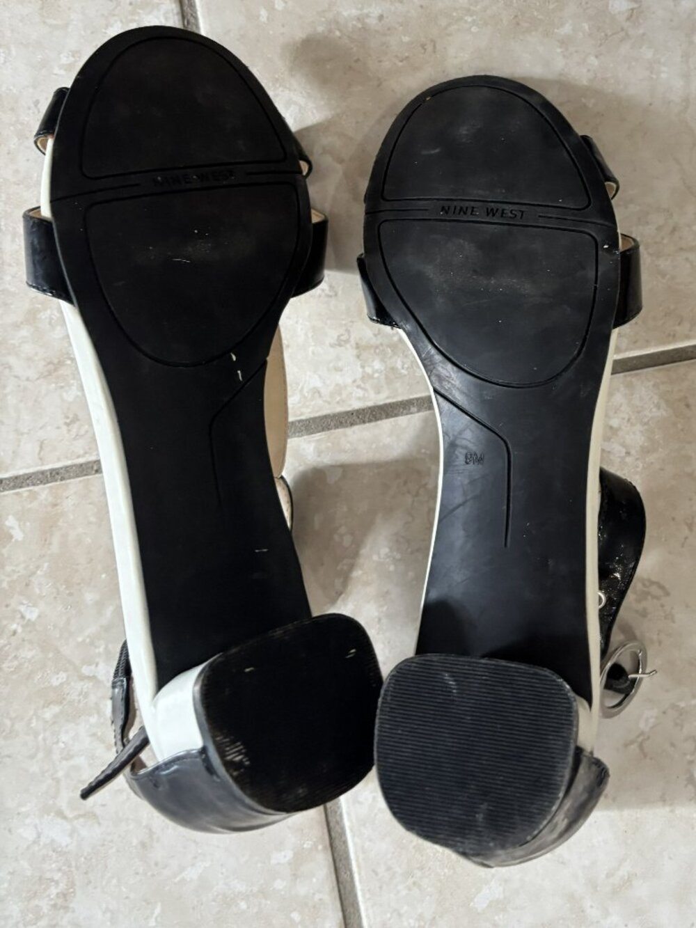 Cute 9 west black and white patent leather sandals size 9 - Picture 2 of 4